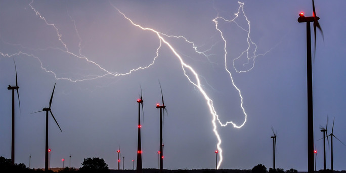 tzml_WindraederBlitz_dpa